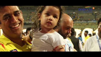 IPL 2018: ടീം കിരീടാഘോഷത്തില്‍ ആര്‍ത്തുല്ലസിക്കുമ്പോള്‍ മകളെ ലാളിച്ച് ധോണി | Oneindia Malayalam
