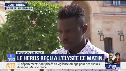 "Ça me fait plaisir." Mamoudou Gassama reçoit un acte de courage et de dévouement