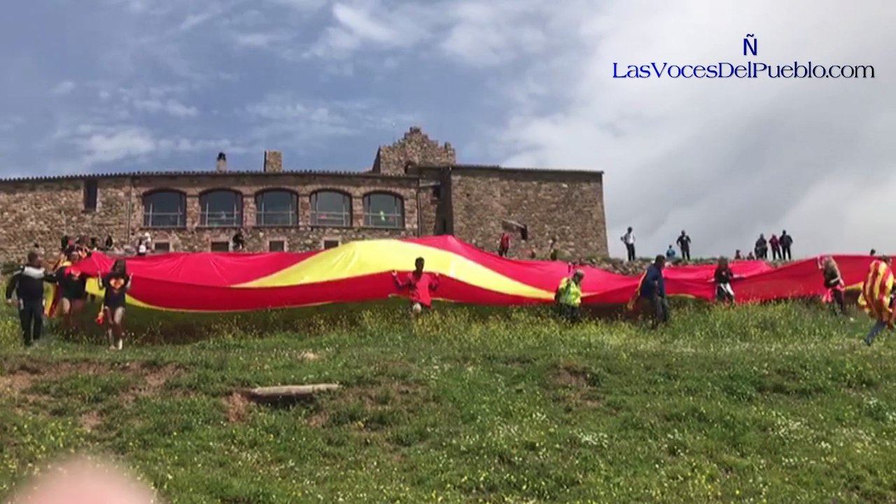 Centenares de catalanes despliegan una bandera gigante de España a 'La Mola' (Terrasa)