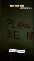 Kthehet pas shëtitjes, Xhensila mbetet gojëhapur nga ajo që lexon te muri i shtëpisë