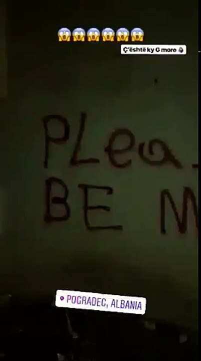 Kthehet pas shëtitjes, Xhensila mbetet gojëhapur nga ajo që lexon te muri i shtëpisë