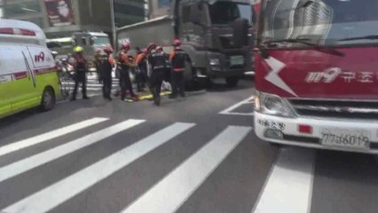 신용산역 삼거리에서 대형 트럭이 80대 노인 치여 / YTN