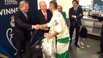 El rey Juan Carlos felicitó a la plantilla del Real Madrid por La Decimotercera