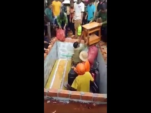 Voici un gars qui demande qu'on l'enterre avec tous ses biens sans rien laisser a sa veuve. Peut être qu'ils étaient mariés sous le regime de la séparation des biens.