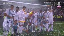 Theo Hernández, con la bandera de España al cuello, posa en la foto de los jugadores nacionales