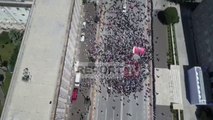 Report Tv sjell pamjet me dron nga protesta e opozitës para Kryeministrisë