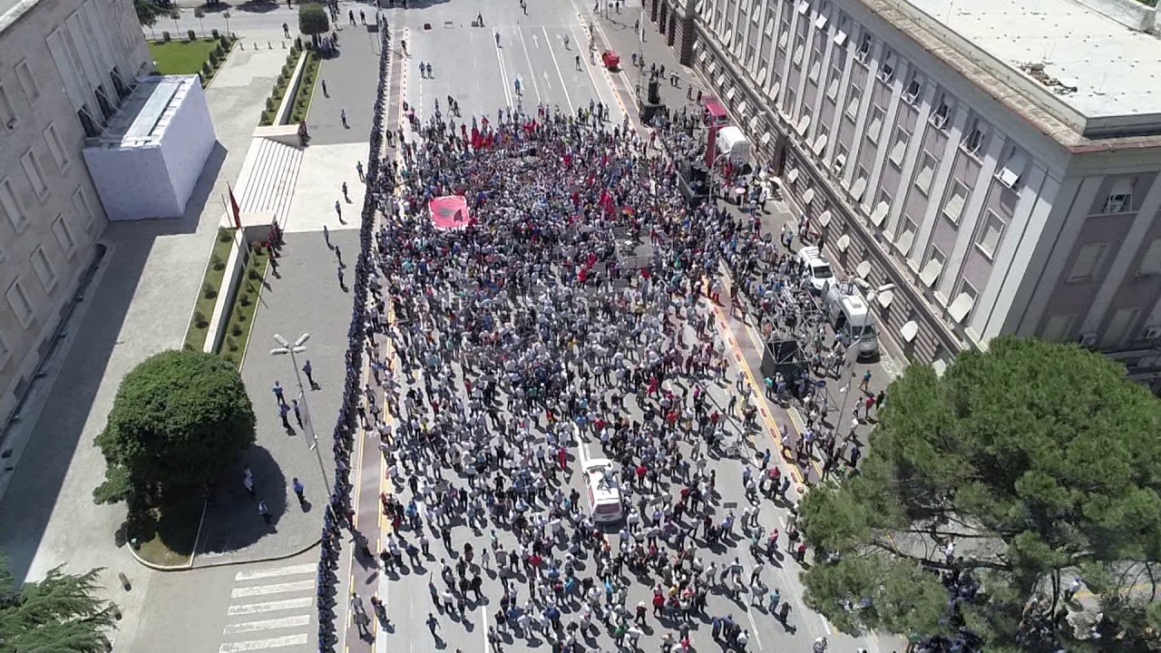 Report Tv sjell pamjet me dron nga protesta e opozitës para Kryeministrisë