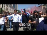 Ora News - Protestuesit hedhin tymuese dhe përplasen para Kryeministrisë