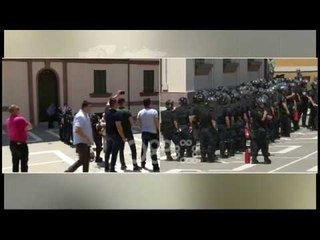 Ora News -  Tymuese e gurë drejt Ministrise, police me skanfandra gati te nderhyjne