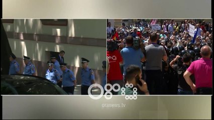 Ora News - Një person humb ndjenjat në protestë