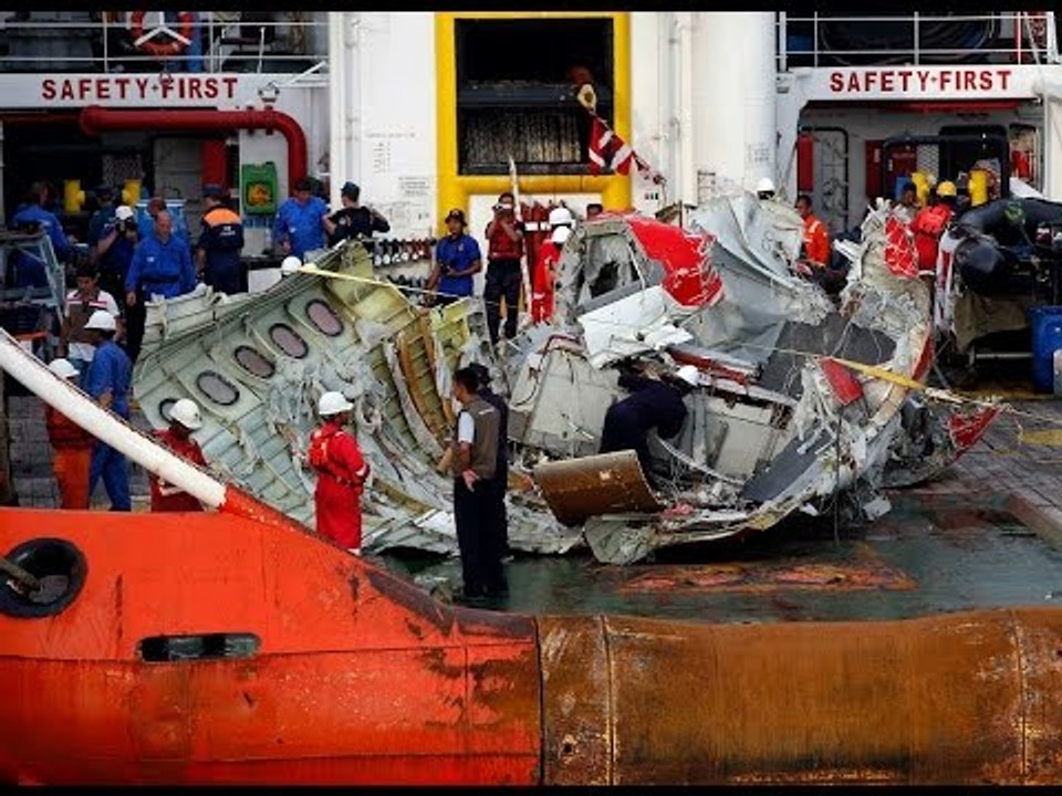 Next Media Video: AirAsia flight QZ8501 fuselage located in the Java Sea