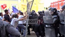 Tensionohet situata te Ministria e Brendshme, protestuesit shtyjnë policët me zgara hekuri