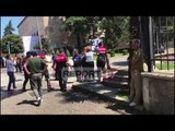 Report TV - Protesta e opozitës/ Incidenti i parë, policia shoqëron një grua