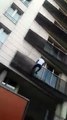 حسب وسائل الإعلام الفرنسية فإن الشاب الذي ظهر في الفيديو وهو يتسلق عمارة بباريس من أجل انقاذ طفل يتدلى من شرفة منزل، هو مالي الجنسية يدعى مامودو قساما، ويتواجد
