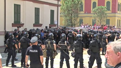 1500 policë për protestën, përplasja pranë ministrisë - Top Channel Albania - News - Lajme