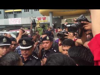 Download Video: MMOTV: Umno members clash with cops, throw 'hell notes' at DAP rep