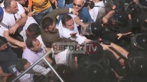 Opozita 2 orë protestë për dorëheqjen e Xhafajt, incidente dhe tension te Ministria e Brendshme