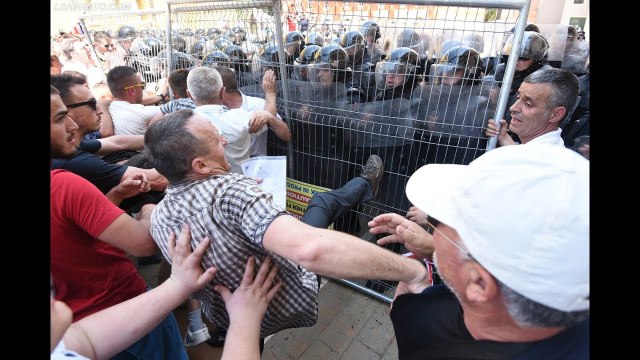 Ora News - Opozita 2 ore protestë, rrethon ministrinë e Brendshme: Xhafa e Rama ik!