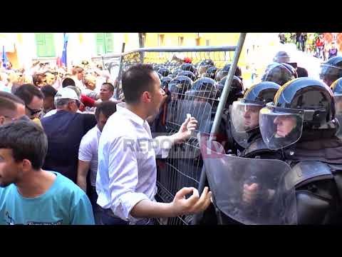 Momentet e tensionit te protesta, 'Stresi' protestuesve: Mos shtyni, nuk kemi punë me policinë