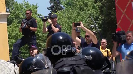 Ora News - Incidente në protestë, gurë dhe flakadanë drejt policisë