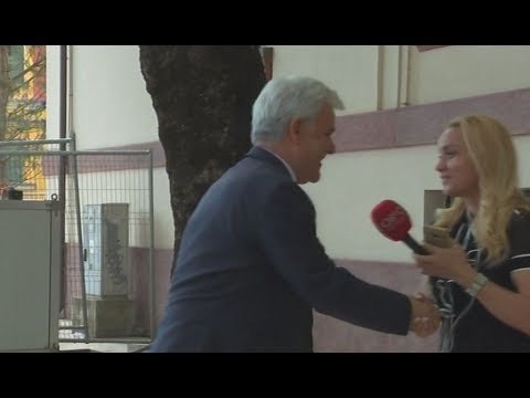 Ora News - Xhafaj shtrëngon duart me gazetaren e Ora News: Do flas më vonë për protestën