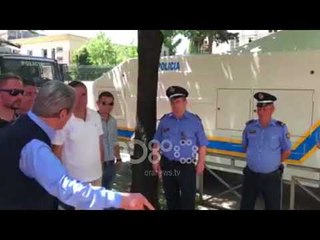 Ora News - "Ju të bëni vetting, Ministri juaj jo", Berisha 'gozhdon' policët në rrugë