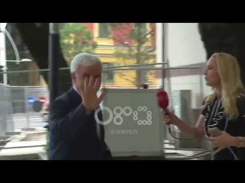 Ora News - Xhafaj shtrëngon duart me gazetaren e Ora News: Do flas më vonë për protestën