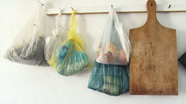 Të jetosh me plehra, e moshuara që mban frymën gjallë në landfill- Top Channel Albania