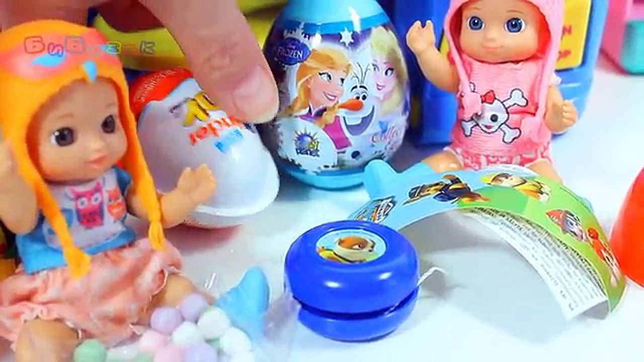 Пупсики играют с микроволновой печью ПОЕЗД С СЮРПРИЗАМИ TRAIN with SURPRISES KINDER JOY