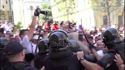 1 qytetar dhe 11 police te plagosur ne proteste