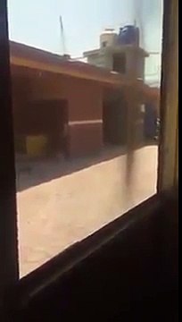 Une femme pète un câble en voyant son mari en moto avec sa maitresse