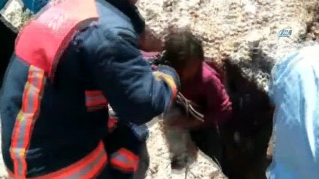 Mersin’de kayaların arasında sıkışan kızı itfaiye böyle kurtardı