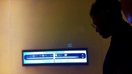 Neymar se pasea por el museo de la selección brasileña