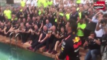 F1 - Grand Prix de Monaco : Daniel Ricciardo se jette dans l'eau pour fêter sa victoire (Vidéo)
