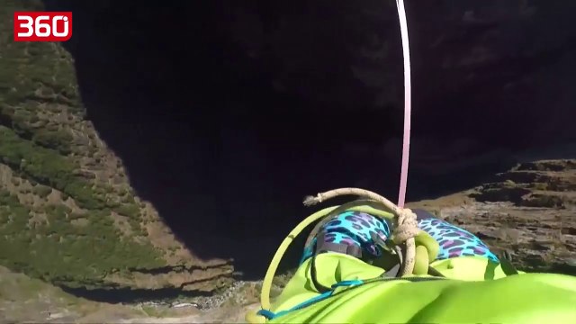 18 vjeçari me sytë e mbuluar vendos rekord të ri për ecjen në litar në lartësi (360video)