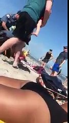 Une femme se fait frapper par la police sur la plage pour avoir refuser de donner son identité
