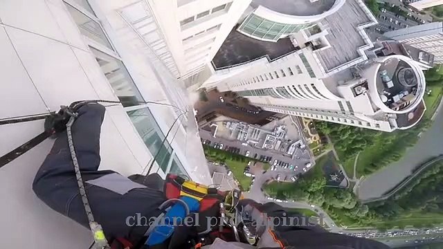 Russie : Une grosse chute d'une vitre depuis le haut d'un immeuble !