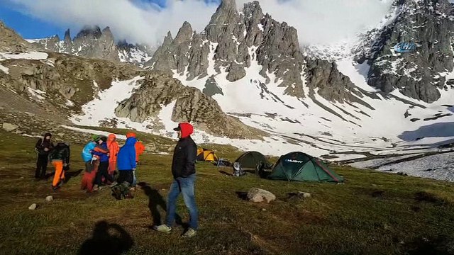 Hayatını kaybeden dağcının cansız bedenini ekip arkadaşları helikoptere böyle taşımış