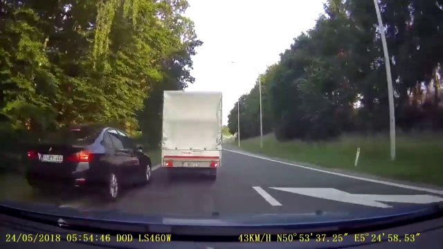 Le conducteur de cette camionnette s'en prend à la mauvaise voiture... Dommage