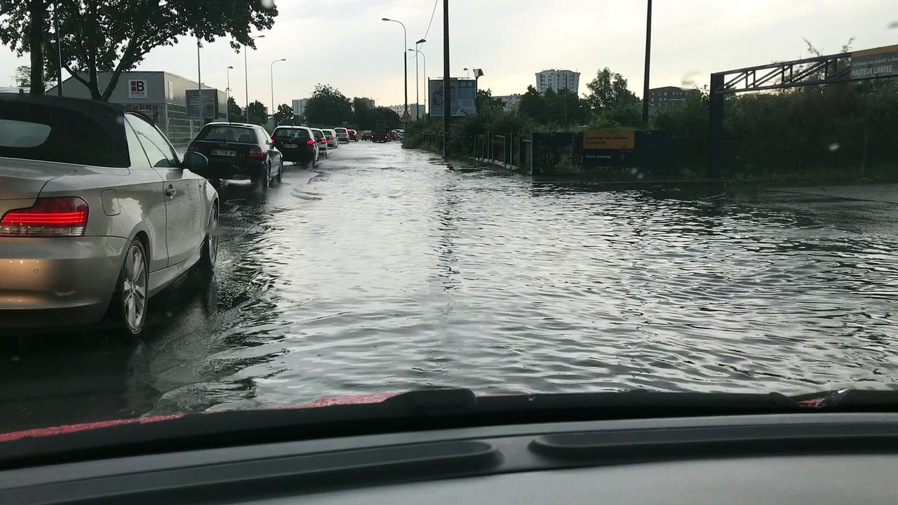 Nancy : le boulevard Barrhou inondé après un violent orage