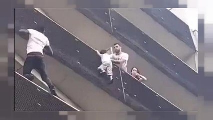 VIDEO: Lo "spiderman" di Parigi scala 4 piani e salva il bambino