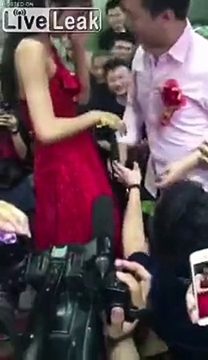 La mariée doit mettre son concombre dans son mari... drôle de jeu au mariage !