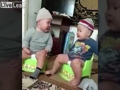 Parodie du sommet entre Corée du Nord et du Sud par ces deux bébés