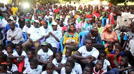 Vidéo: Sédhiou a pleuré la défaite de Sadio Mané qui avait offert 300 maillot à son village