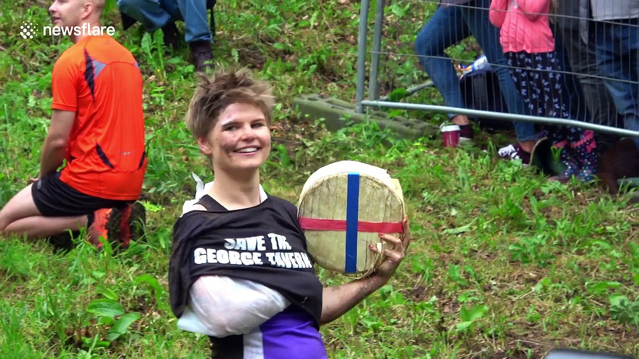 Injuries at annual cheese-rolling contest in UK - video Dailymotion