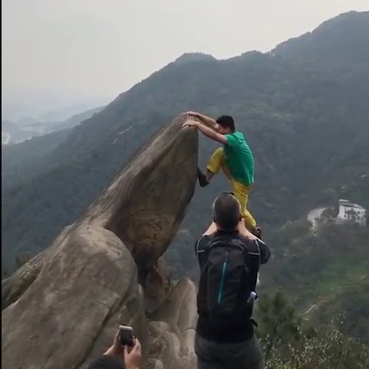 Il chute dans le vide et tout le monde croit que c'est la fin... Mais non!