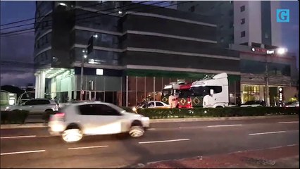 Protesto subindo a ponte da Passagem