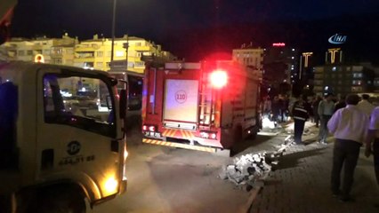 Halk otobüsü parti seçim bürosuna daldı: 2 yaralı