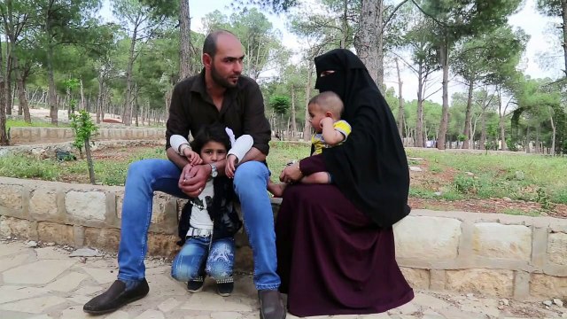 نازحون من الغوطة الشرقية قرب دمشق يتخذون من منازل عفرين الخالية ملجأ لهم