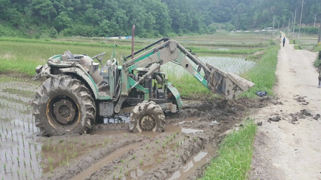 트랙터 몰던 60대, 4m 아래 논 추락해 숨져 / YTN